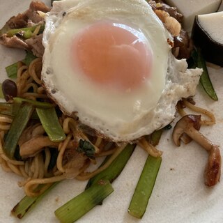 目玉焼きのせ焼きそば